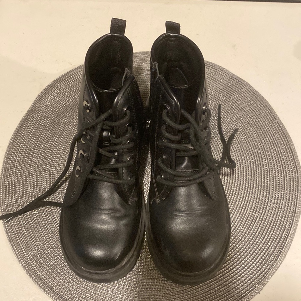 Black laced up boots, big kid 3, equal to woman 5